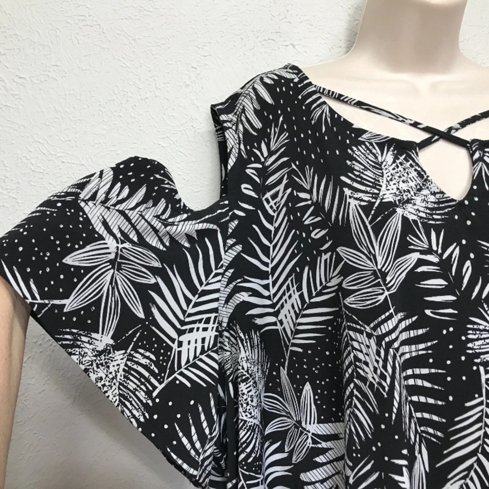 Catherines Shirt Top Womens 3X Black White‎ Tropical Stretch Cold Shoulder - Picture 3 of 7